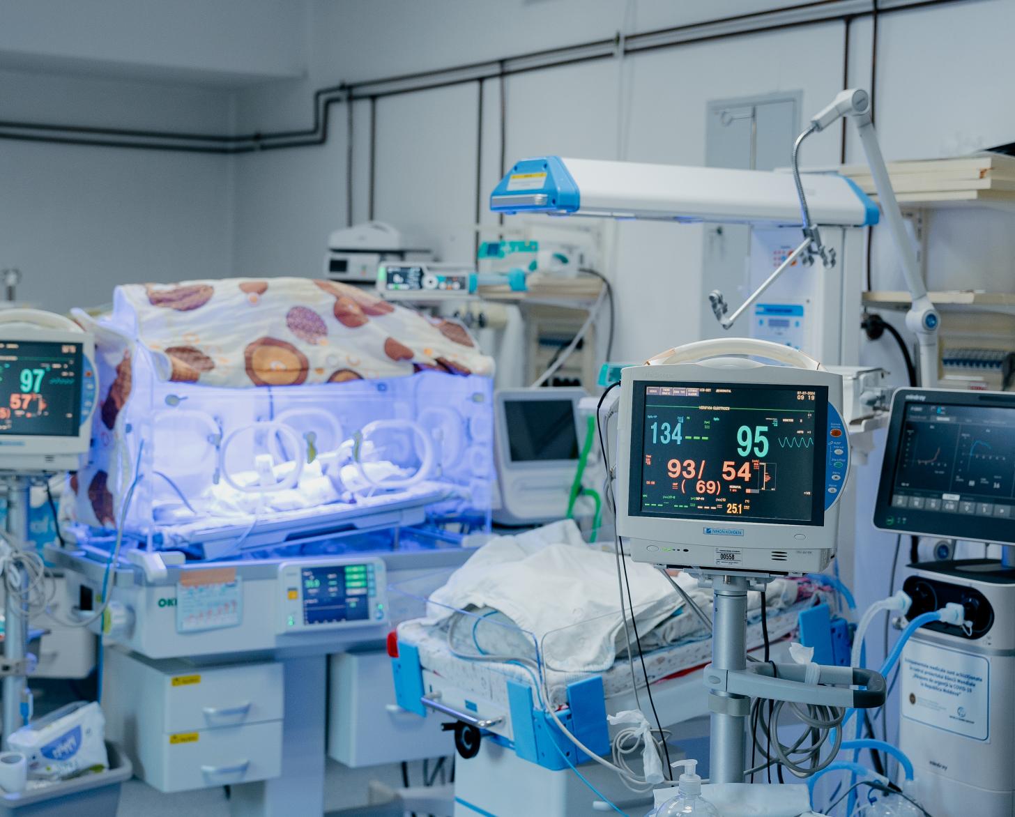 In addition to the professionalism and empathy of doctors, modern technology plays a crucial role in caring for premature babies.