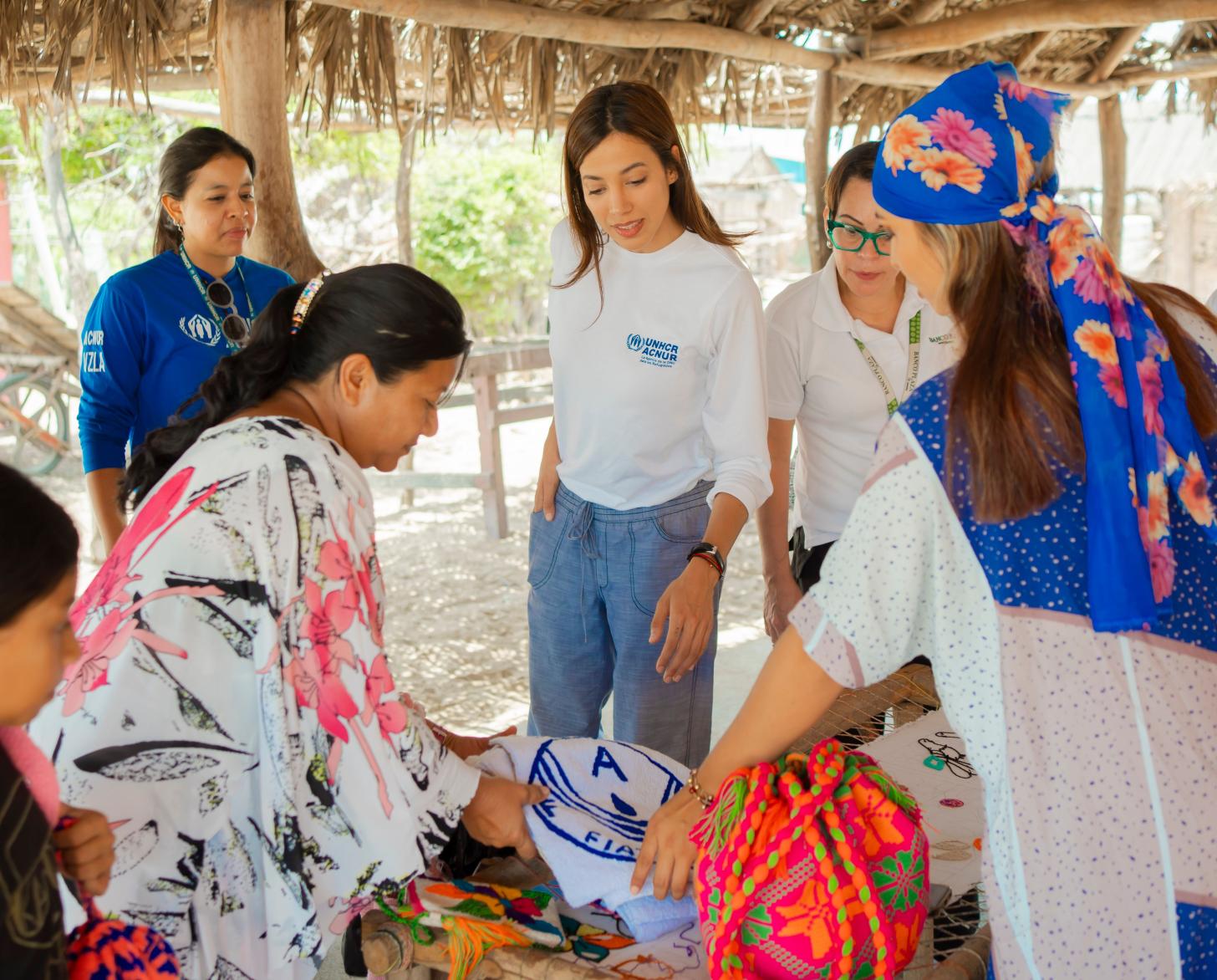 UNHCR Venezuela’s GWA, María Daniela Velasco, visits the yarn cone bank in Paraguaipoa, alongside colleagues from UNCHR, UNFPA and representatives of Banco Plaza.