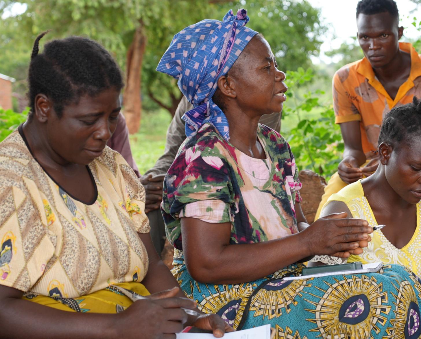 Жители общины на обучении