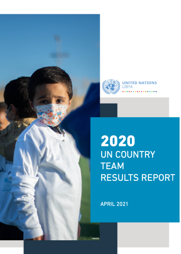 一个戴着口罩和白衬衫的孩子面对镜头