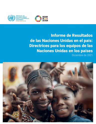 Portada de un documento con un fondo azul con el título sobre una foto de jóvenes sonriendo y haciendo el signo de la paz.