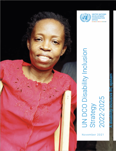 La portada de la publicación muestra a una mujer con muletas que sonríe a la cámara.