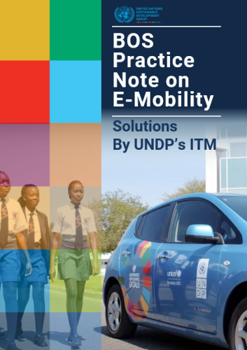 Un vehículo eléctrico con tres alumnas caminando a su lado (Namibia).