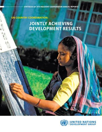 Imagen de una mujer con un velo tejiendo.