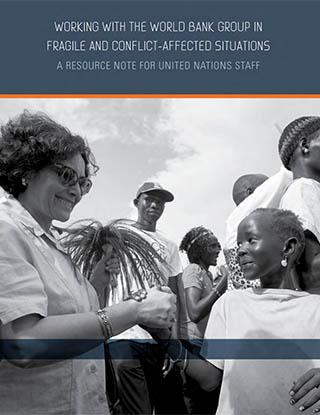 Portada del documento con una fotografía en blanco y negro que muestra a una multitud y a una niña y una mujer estrechando sus manos en primer plano. 