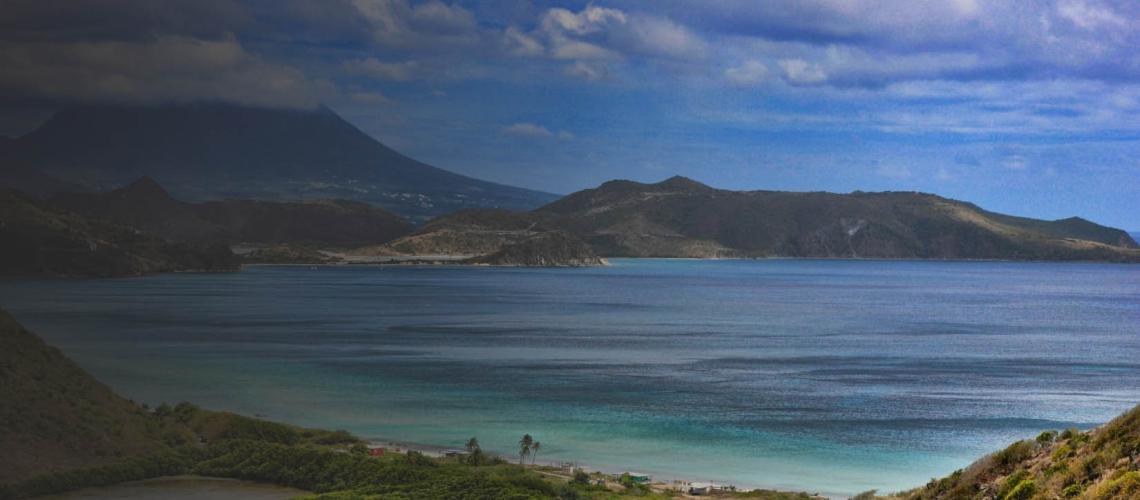 تشتهر سانت كيتس ونيفس بمناظرها الطبيعية الجبلية وشواطئها النقية.